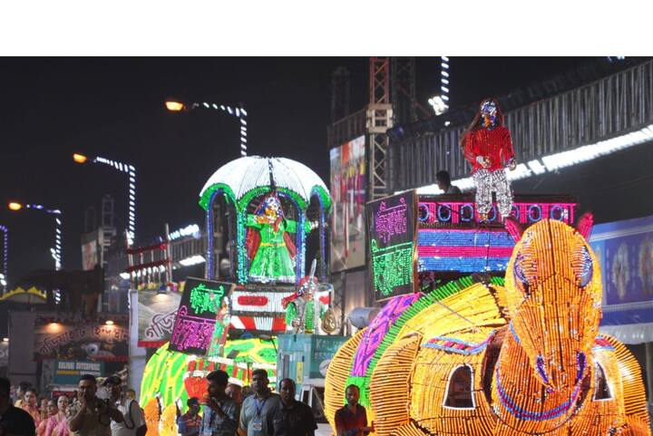 টালা প্রত্যয় থেকে দমদম পার্ক ভারতচক্র, পুজোর মতো কার্নিভালেও একে অপরকে টেক্কা দেওয়ার চেষ্টা।