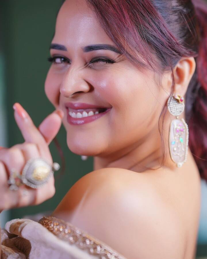 అనసూయ నవ్వితే ఆ అందమే వేరు. ఈ ఫోటోలు చూస్తే అలాగే అనిపిస్తోంది కదూ!(Image Courtesy : itsme_anasuya / instagram)