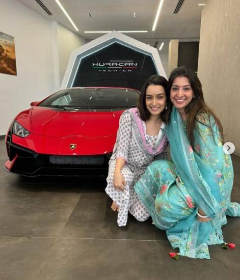 बॉलीवुड एक्ट्रेस श्रद्धा कपूर ने अपने कार कलेक्शन में एक और नई लग्जरी कार शामिल की है. एक्ट्रेस ने हाल ही में Lamborghini Huracan Tecnica खरीदी है. इस कार की कीमत करीब 4 करोड़ रुपये है.