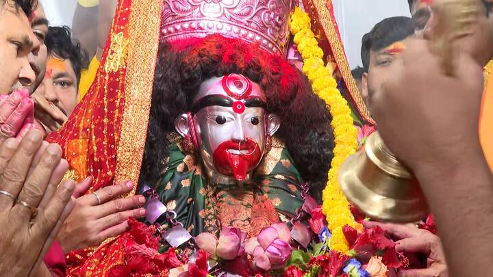 আশ্বিনের শুক্লপক্ষের চতুর্দশীতে তারা মায়ের আবির্ভাব দিবস৷ কথিত আছে, পাল রাজত্বের সময় জয় দত্ত স্বপ্নে তারা মায়ের নির্দেশ পান, চতুর্দশীতে শ্মশানের শ্বেত শিমুল বৃক্ষের তলায় পঞ্চমুন্ডির আসনের নিচে মায়ের শিলামূর্তি আছে।