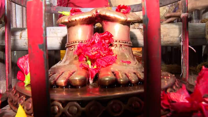 এদিন সূর্যোদয়ের আগে ভোর ৩ টে নাগাদ মন্দিরের গর্ভগৃহ থেকে মায়ের বিগ্রহ বের করে আনা হয়।