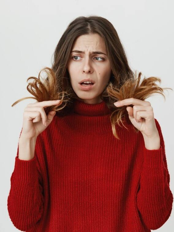 दोमुंहे और रूखे बालों से पाएं छुटकारा, फॉलो करें ये टिप्स