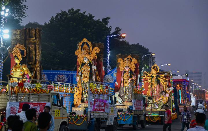 পুজো শেষে ফের ঠাকুর দেখার এক নতুন অভিজ্ঞতা। জমজমাট দুর্গাপুজোর ক্রানিভাল রেড রোডে।