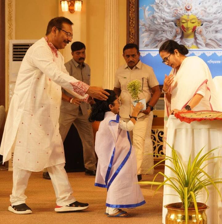 পায়ে চোটের কারণে এবার ভার্চুয়ালি পুজো উদ্বোধন করেছিলেন মমতা বন্দ্যোপাধ্যায়। তবে এদিনের কার্নিভালে তাঁকে দেখা গেল নাচের তালে পা মেলাতে।