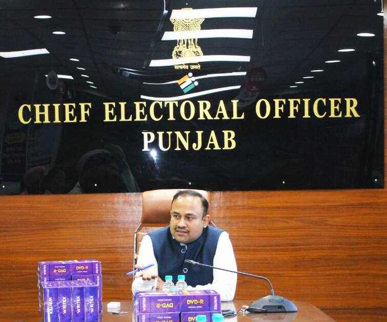 CEO Punjab holds meeting with political parties to handover the CDs of draft publication of electoral CEO Punjab: ਪੰਜਾਬ ਦੇ ਮੁੱਖ ਚੋਣ ਅਧਿਕਾਰੀ ਵੱਲੋਂ ਸਿਆਸੀ ਪਾਰਟੀਆਂ ਦੇ ਨੁਮਾਇੰਦਿਆਂ ਨਾਲ ਮੀਟਿੰਗ, ਵੋਟਰ ਸੂਚੀ ਦੀ ਮੁੱਢਲੀ ਪ੍ਰਕਾਸ਼ਨਾ ਦੀਆਂ ਸੀਡੀਜ਼ ਸੌਂਪੀਆਂ