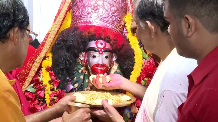 সেই মূর্তি উদ্ধার করে মন্দির প্রতিষ্ঠা করেন তিনি। সেই উপলক্ষে প্রতি বছরের মতো আজও তারাপীঠে বিশেষ পুজোর আয়োজন করা হয়েছে।