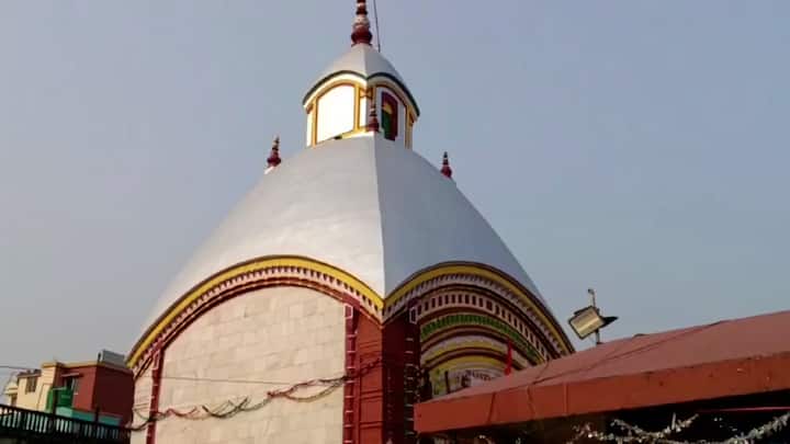 দিনভর বিরামমঞ্চে থাকার পর বিকেলে আরতির পর মাকে ফিরিয়ে নিয়ে যাওয়া হয় মূল মন্দিরে। স্নানের পর নবরুপে সাজানো হয় দেবী মূর্তিকে।