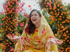 పరిణీతి హల్దీ వేడుక ఫోటోలు, క్యూట్​ ఫోజులిచ్చిన హీరోయిన్