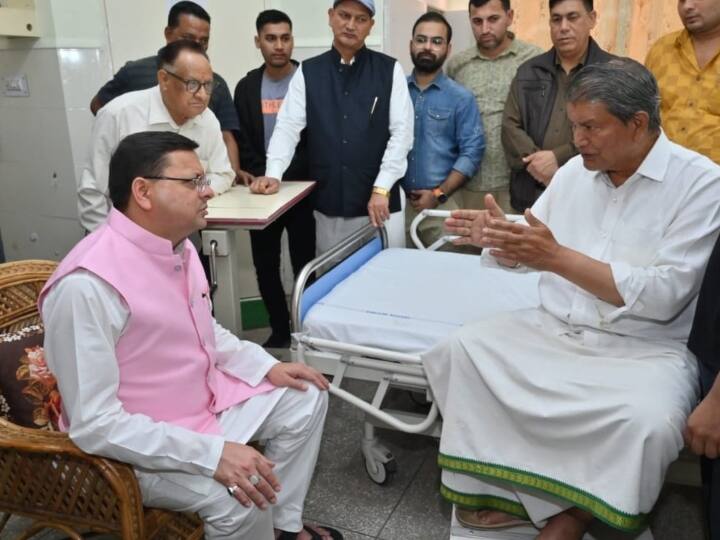 Uttarakhand CM Pushkar Singh Dhami meets Harish Rawat in hospital prays for speedy recovery Uttarakhand News: दिल्ली से लौटे मुख्यमंत्री धामी ने पूर्व सीएम हरीश रावत से की मुलाकात, हालचाल जानने पहुंचे अस्पताल