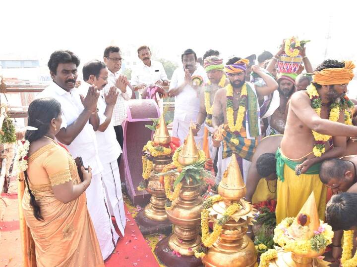 சேலம் கோட்டை மாரியம்மன் கோயில் கும்பாபிஷேக விழா வெள்ளிக்கிழமை நடைபெற்றது. இதில் ஆயிரக்கணக்கான பக்தர்கள் பங்கேற்றனர்.