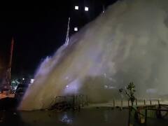 कल्याण रेल्वे स्टेशन परिसरात पाण्याची पाईपलाईन फुटली, सगळीकडे पाणीच पाणी, पे अँड पार्किंगमधल्या बाईकचंही नुकसान