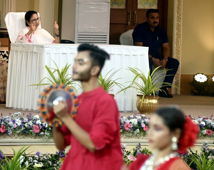 ইউনেস্কোর হেরিটেজ স্বীকৃতি পাওয়া দুর্গাপুজোর কার্নিভাল দেখতে ভিড় জমিয়েছিলেন বহু বিদেশি অতিথি।