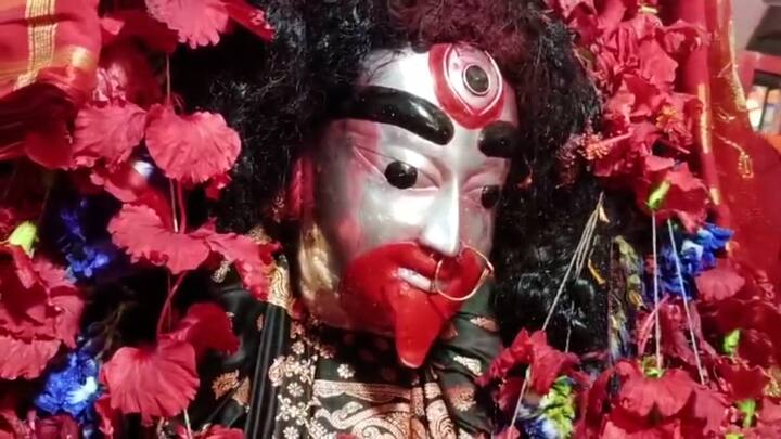 সকালে মঙ্গলারতির পর লুচি, মিষ্টি, সুজি দিয়ে দেওয়া হয় শীতল ভোগ। রাতে খিচুড়ি, পোলাও, পাঁচরকম ভাজা, মাছ-মাংস দিয়ে করা হয় ভোগ নিবেদন।