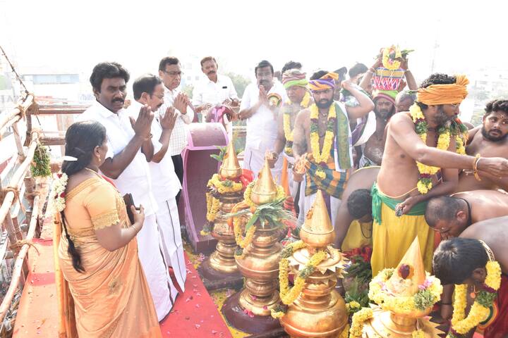 தமிழகத்தின் பிரசித்தி பெற்ற திருக்கோயில்களில் ஒன்றான சேலம் கோட்டை பெரிய மாரியம்மன் திருக்கோயிலில் 30 ஆண்டுகளுக்குப் பிறகு குடமுழக்கு விழா வெகு விமரிசையாக நடைபெற்றது.
