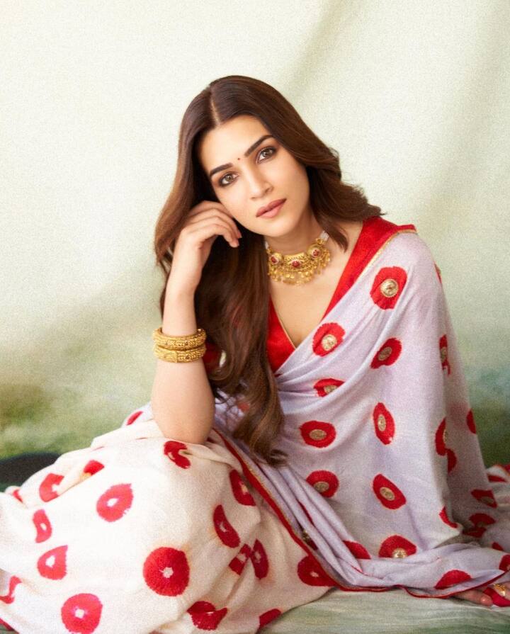 Kriti Sanon Photos: અભિનેત્રી કૃતિ સેનન આ દિવસોમાં તેની તાજેતરની ફિલ્મ ગણપત - પાર્ટ વન માટે હેડલાઇન્સમાં છે.