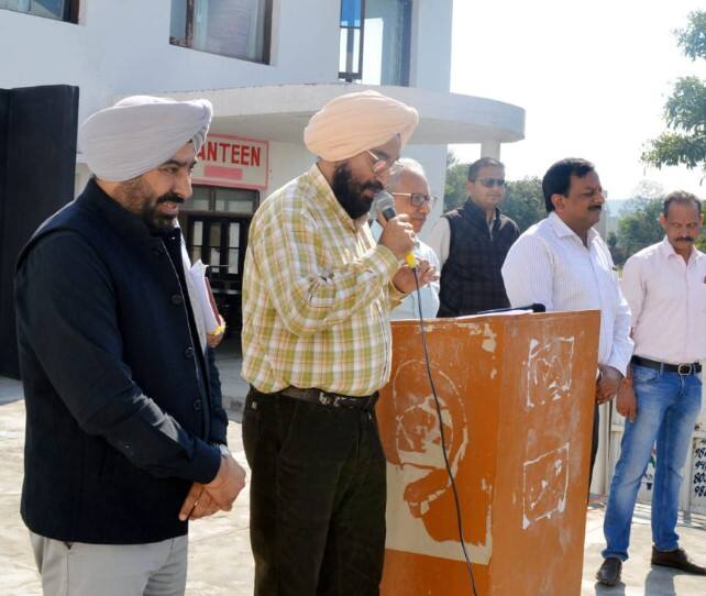 ਉਨ੍ਹਾਂ ਦੱਸਿਆ ਕਿ ਜਿਹੜੇ ਵੋਟਰ ਆਪਣੀ ਜਾਂ ਕਿਸੇ ਵੀ ਮ੍ਰਿਤਕ ਵਿਅਕਤੀ ਦੀ ਵੋਟ ਕਟਵਾਉਣਾ ਚਾਹੁੰਦੇ ਹਨ, ਉਹ ਫਾਰਮ ਨੰ:7 ਭਰ ਸਕਦੇ ਹਨ ਅਤੇ ਇਸੇ ਤਰ੍ਹਾਂ ਆਪਣੀ ਵੋਟ ਦੇ ਇੰਤਰਾਜਾਂ ਵਿੱਚ ਕੋਈ ਦਰੁੱਸਤੀ ਕਰਵਾਉਣਾ ਚਾਹੁੰਦੇ ਹੋਣ ਜਾਂ ਇੱਕੋ ਚੋਣ ਹਲਕੇ ਵਿੱਚ ਆਪਣੀ ਵੋਟ ਬਦਲਾਉਣਾ ਚਾਹੁੰਦੇ ਹੋਣ, ਤਾਂ ਉਹ ਫਾਰਮ ਨੰ: 8 ਭਰ ਕੇ ਆਪਣਾ ਦਾਅਵਾ ਜਾਂ ਇਤਰਾਜ ਪੇਸ਼ ਕਰ ਸਕਦੇ ਹਨ।