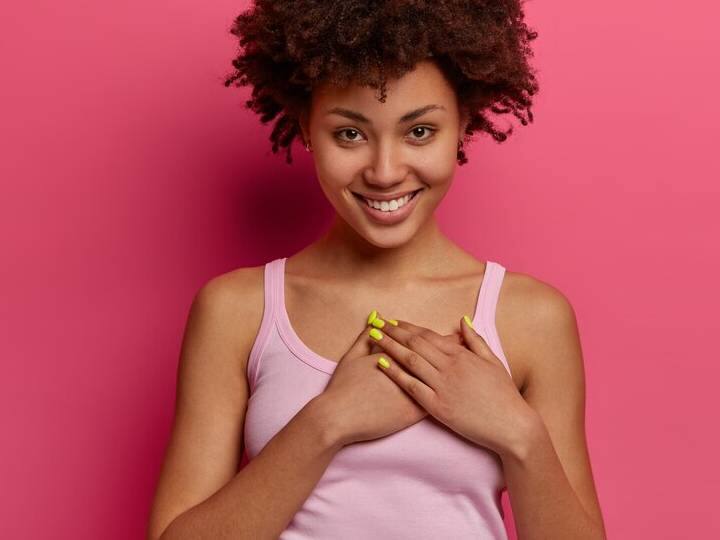 वायु प्रदूषण की वजह से हर 9वें शख्स को कैंसर की बीमारी हो सकती है.  दुनियाभर में ज्यादातर महिलाएं ब्रेस्ट कैंसर जैसी बीमारी से पीड़ित हैं. वहीं दूसरी ओर इस बात के सबूत भी मिले हैं कि महिलाओं में जितनी तेजी से ब्रेस्ट कैंसर की बीमारी फैल रही है उसका एक कारण एयर पॉल्यूशन भी हो सकता है. एयर पॉल्यूशन ब्रेस्ट कैंसर जैसी बीमारी का जोखिम तो बढ़ाता ही है साथ ही पार्टिकुलेट मैटर पीएम 2.5 और पीएम 10 जो समय से पहले दिल का दौरा और स्ट्रोक मौत का कारण बन सकता है. 'अमेरिका और फ्रांस' में हुए दो इंटरनेशनल रिसर्च से पता चला है कि घर के अंदर और बाहर पार्टिकुलेट मैटर के कॉन्टैक्ट में आने से ब्रेस्ट कैंसर का जोखिम बढ़ता है.