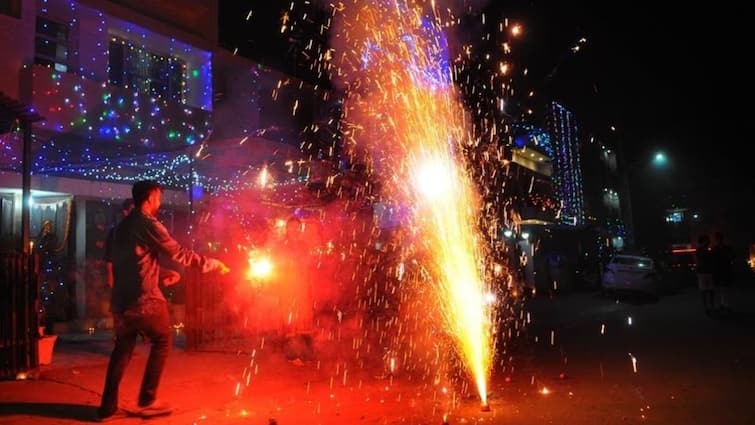 administration has fixed the time for bursting firecrackers in Amritsar Crackers: ਅੰਮ੍ਰਿਤਸਰ 'ਚ ਪਟਾਕੇ ਚਲਾਉਣ ਲਈ ਪ੍ਰਸ਼ਾਸਨ ਨੇ ਸਮਾਂ ਕੀਤਾ ਤੈਅ, ਬੇਵਖ਼ਤ ਚਲਾਏ ਤਾਂ ਹੋਵੇਗੀ ਸਜ਼ਾ