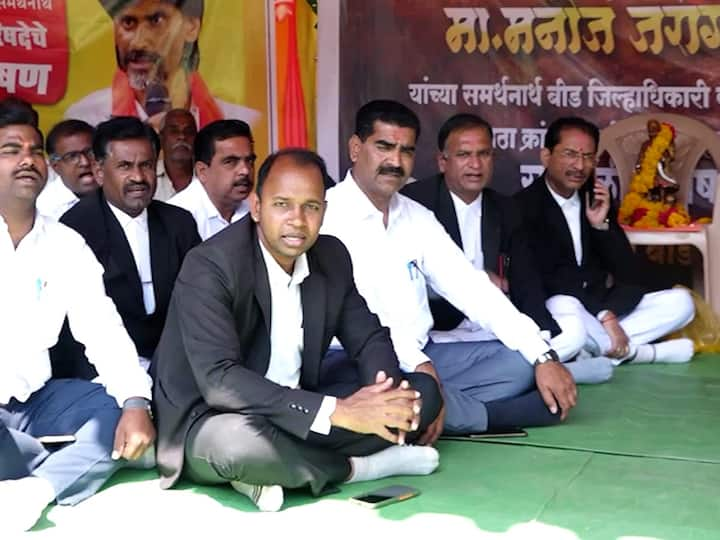 Protest By Advocates For Maratha Reservation In Front Beed Collector Office Photo मराठा 0011