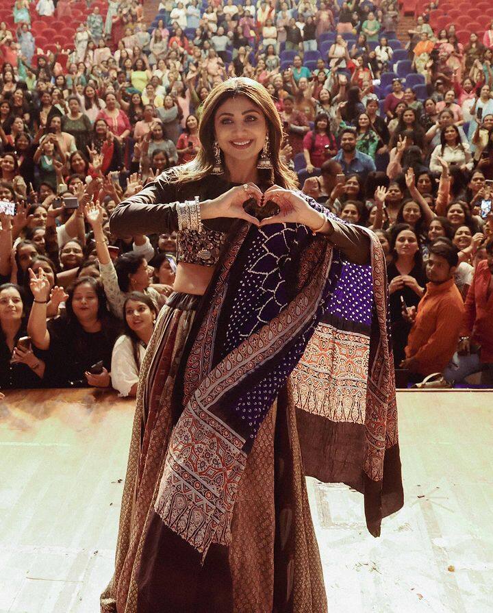 हिंदी बरोबरच तमिळ, तेलुगू आणि कन्नड भाषेमधील चित्रपटांमध्ये देखील शिल्पानं काम केलं.
