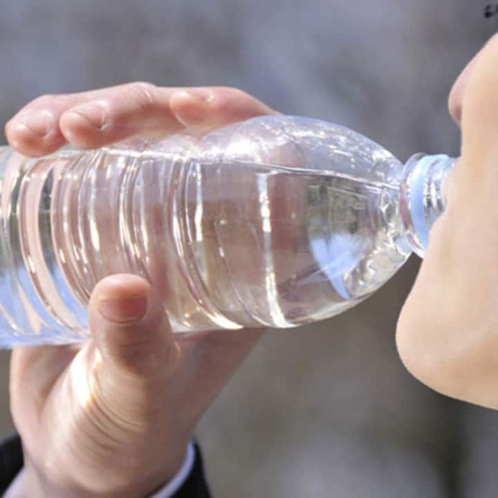 ਪਲਾਸਟਿਕ ਸਾਡੇ ਕੰਮ ਨੂੰ ਆਸਾਨ ਬਣਾਉਣ ਲਈ ਬਹੁਤ ਮਦਦਗਾਰ ਹੈ। ਇਹੀ ਕਾਰਨ ਹੈ ਕਿ ਅੱਜਕੱਲ੍ਹ ਬਾਜ਼ਾਰ ਵਿੱਚ ਕਈ ਤਰ੍ਹਾਂ ਦੀਆਂ ਪਲਾਸਟਿਕ ਦੀਆਂ ਵਸਤੂਆਂ ਉਪਲਬਧ ਹਨ। ਇਨ੍ਹਾਂ ਵਿੱਚੋਂ ਇੱਕ ਚੀਜ਼, ਪਲਾਸਟਿਕ ਦੀ ਬੋਤਲ ਦੀ ਵਰਤੋਂ ਲੋਕ ਬਹੁਤ ਕਰਦੇ ਹਨ।