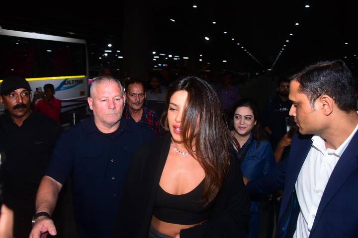 Priyanka Chopra Photos: ગ્લોબલ આઇકોન પ્રિયંકા ચોપરા ભારત આવી છે. તે આજે સવારે એરપોર્ટ પર જોવા મળી હતી. તેની તસવીરો સોશિયલ મીડિયા પર ખૂબ વાયરલ થઈ રહી છે.