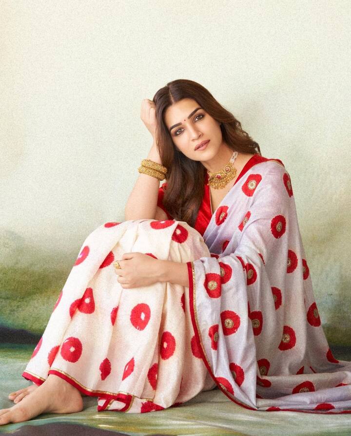 વ્હાઈટ સાડીમાં અભિનેત્રી ખૂબ જ સુંદર લાગી રહી છે.