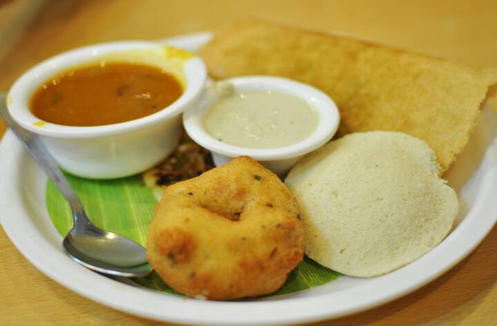 இதை ஒரு பாத்திரத்தில் கலந்து வைத்துக் கொள்ளவும். தேவைக்கேற்ப அதில் உப்பு சேர்க்கவும்.
