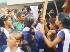 'पढ़ाई नहीं होती, लड़के छेड़ते हैं...', लखीसराय में 484 छात्राओं का नाम कटा, सड़क पर उतरीं लड़कियां