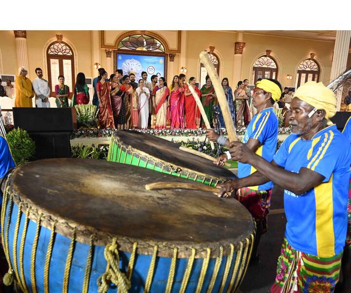 সুরুচি সঙ্ঘের শোভাযাত্রায় মুখ্যমন্ত্রীর গানে পা মেলালেন বিদেশি শিল্পীরা।