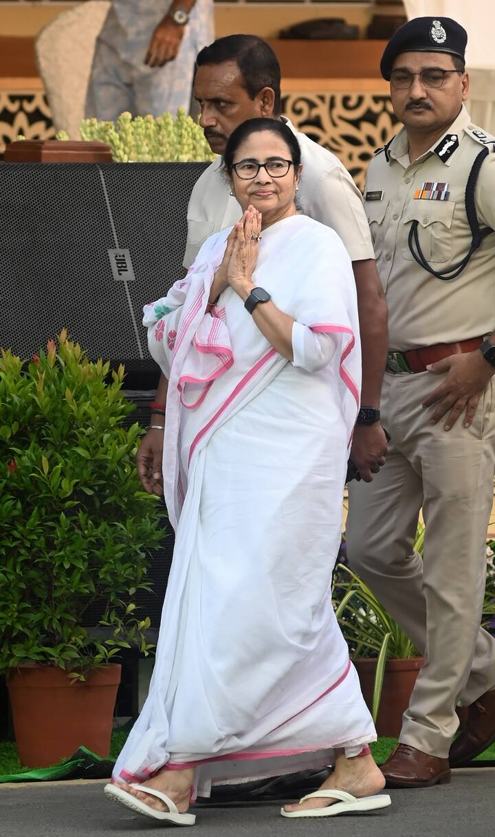 বিকেল চারটে নাগাদ শুরু হয় শোভাযাত্রা। সময়ের আগেই পৌঁছে গিয়েছিলেন মুখ্যমন্ত্রী।