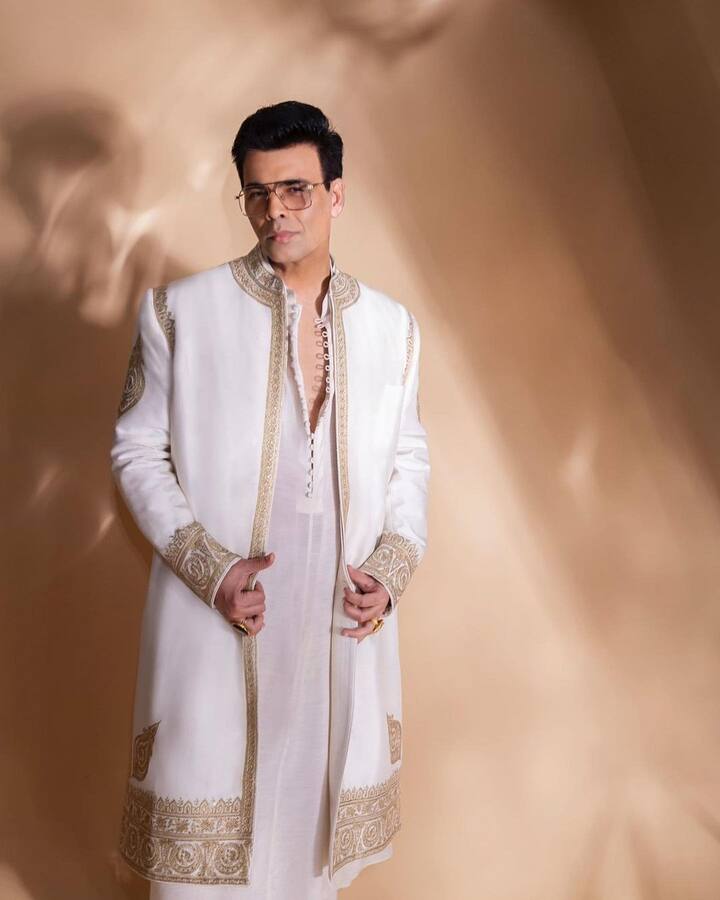 कॉफी विथ करण या करण जोहरच्या चॅट शोचा आठवा सीझन प्रेक्षकांच्या भेटीस आला आहे.