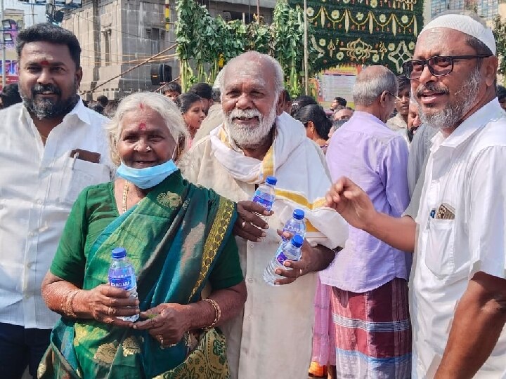 பக்தர்களுக்கு குடிநீர் வழங்கிய இஸ்லாமியர்கள்; கோட்டை மாரியம்மன் கோயில் கும்பாபிஷேகத்தில் நெகிழ்ச்சி!