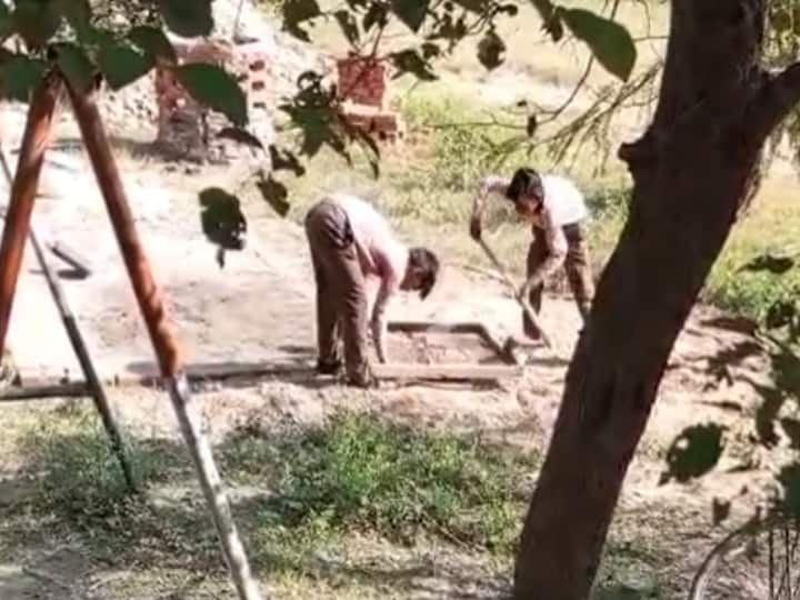 Hardoi child labor done from children who are studying in school Video Viral ANN Hardoi Viral Video: यूपी में स्कूली बच्चे बने बाल मजदूर! हाथों में छलना लिए छान रहे हैं मौरंग, BSA ने दिए जांच के आदेश