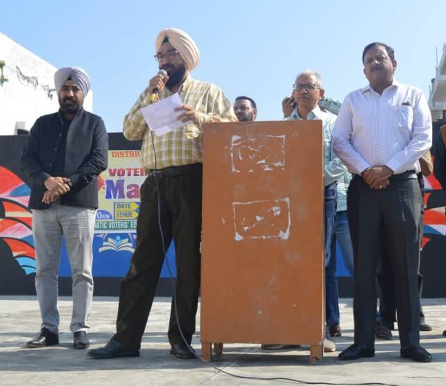 ਇਸ ਮੌਕੇ ਤੇ ਹੋਰਨਾਂ ਤੋਂ ਇਲਾਵਾ ਕਾਲਾ ਰਾਮ ਕਾਂਸਲ ਐਸ.ਡੀ.ਐਮ. ਪਠਾਨਕੋਟ, ਗੁਰਪ੍ਰੀਤ ਸਿੰਘ ਮੰਡਲ ਭੂਮੀ ਰੱਖਿਆ ਅਫਸਰ-ਕਮ-ਜਿਲ੍ਹਾ ਨੋਡਲ ਅਫਸਰ ਸਵੀਪ ਪਠਾਨਕੋਟ, ਸਰਬਜੀਤ ਸਿੰਘ ਤਹਿਸੀਲਦਾਰ ਚੋਣਾਂ, ਰਾਮ ਲੁਭਾਇਆ ਜਿਲ੍ਹਾ ਲੋਕ ਸੰਪਰਕ ਅਫਸਰ ਪਠਾਨਕੋਟ, ਪਿ੍ਰੰਸੀਪਲ ਕੁਲਦੀਪ ਗੁਪਤਾ, ਸਿਮਰਨਜੀਤ ਸਿੰਘ, ਡਾ. ਸਮਸੇਰ ਸਿੰਘ, ਡਾ. ਮੰਨੂ ਸਰਮਾ, ਰਵੀ ਰੰਜਨ, ਡਾ. ਅਨਿਲ ਡੋਗਰਾ ਅਤੇ ਹੋਰ ਸਬੰਧਤ ਅਧਿਕਾਰੀ ਹਾਜ਼ਰ ਸਨ।