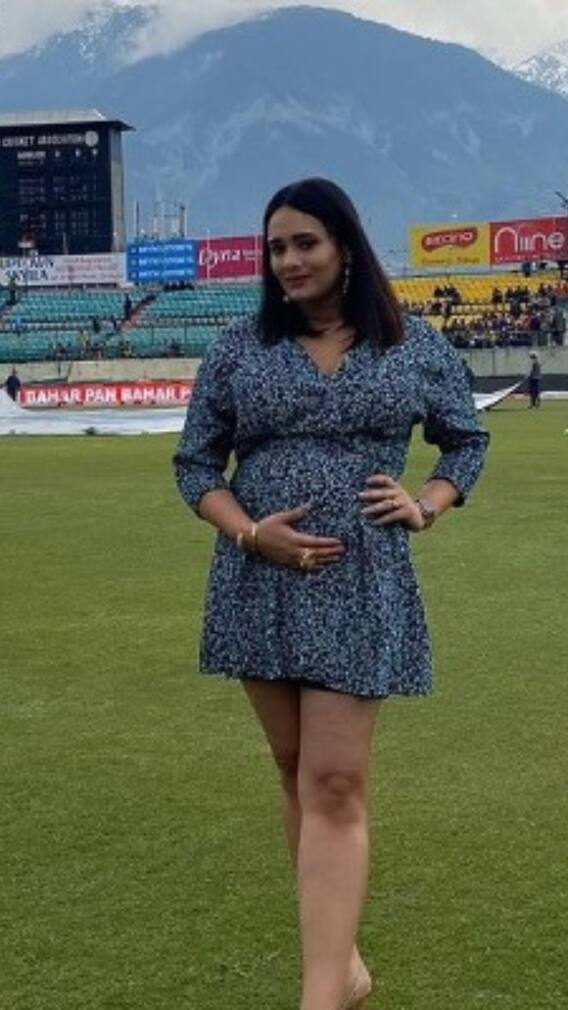 ২২ গজে গ্ল্যামার ছড়াচ্ছেন মায়ান্তি