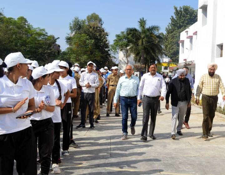 ਡਿਪਟੀ ਕਮਿਸ਼ਨਰ-ਕਮ-ਜ਼ਿਲ੍ਹਾ ਚੋਣ ਅਫ਼ਸਰ ਹਰਬੀਰ ਸਿੰਘ ਨੇ ਦੱਸਿਆ ਕਿ ਮੁੱਖ ਚੋਣ ਅਫ਼ਸਰ ਪੰਜਾਬ ਦੀਆਂ ਹਦਾਇਤਾਂ ਅਨੁਸਾਰ ਜ਼ਿਲ੍ਹੇ ਅੰਦਰ 4 ਅਤੇ 5 ਨਵੰਬਰ 2023, 2 ਅਤੇ 3 ਦਸੰਬਰ, 2023 ਦਿਨ ਸ਼ਨੀਵਾਰ ਅਤੇ ਐਤਵਾਰ ਨੂੰ ਪੋਲਿੰਗ ਸਟੇਸ਼ਨਾਂ ਤੇ ਵਿਸ਼ੇਸ਼ ਕੈਂਪ ਲਗਾਏ ਜਾਣਗੇ ਅਤੇ ਉਸੇ ਦਿਨ 10 ਵਜੇ ਤੋਂ 5 ਵਜੇ ਤੱਕ ਬੂੱਥ ਲੈਵਲ ਅਫ਼ਸਰ ਆਪਣੇ-ਆਪਣੇ ਬੂੱਥਾਂ ਤੇ ਬੈਠਣਗੇ, ਕੋਈ ਵੀ ਵਿਅਕਤੀ ਉਸ ਦਿਨ ਉਨ੍ਹਾਂ ਕੋਲ ਵੋਟ ਬਣਵਾ/ਕਟਵਾ ਅਤੇ ਸੋਧ ਕਰਵਾ ਸਕਦਾ ਹੈ।