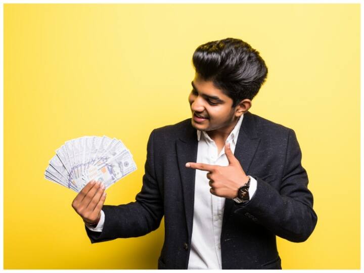 सेलेक्शन कई चरण की परीक्षा के बाद होगा जिसमें लिखित परीक्षा, इंटरव्यू, डीवी राउंड वगैरह शामिल हैं. सेलेक्ट होने पर सैलरी पद के मुताबिक है और महीने के 40 हजार से लेकर 2,40,000 तक है.