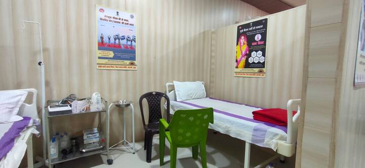 श्री काशी विश्वनाथ धाम आरोग्य केंद्र में श्रद्धालुओं को चिकित्सा सेवा 24 घंटे मिलेगी. शुरुआत में निर्धारित समय के लिए दिन को स्वास्थ्य केंद्र खोला जाता है.