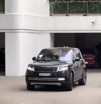 नेशनल अवॉर्ड विनर आलिया भट्ट ने भी इसी साल एक नई लग्जरी कार खरीदी है. वे Range Rover Autobiographu SUV कार अपने घर लाई थीं. इस कार की कीमत करीब 3. 2 करोड़ रुपये है.