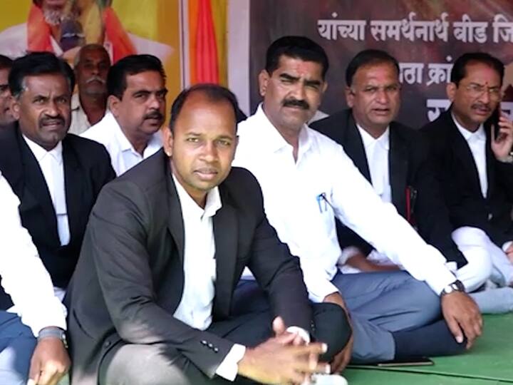 मराठा समाजाची अवस्था बिकट झाली असून सरकारने तात्काळ आरक्षणाचा विचार करावा आणि कोर्टात टिकेल असं आरक्षण जाहीर करावा अशी मागणी या वकील बांधवांनी आंदोलनाच्या माध्यमातून सरकारकडे केली आहे.
