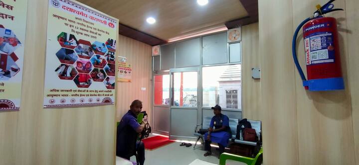 श्री काशी विश्वनाथ धाम आरोग्य केंद्र पर वर्तमान में प्राथमिक उपचार, दवा वितरण, जांच की सुविधा मिल रही है.