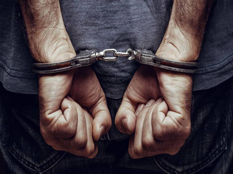 Police nabs accused from andhra who tries to escape after he assault cops in hosur ஓசூரில் பரபரப்பு: போலீசுக்கு கத்தி குத்து.. தப்ப முயன்ற ஆந்திர குற்றவாளியை துப்பாக்கியால் சுட்டுப் பிடித்த காவல்துறை