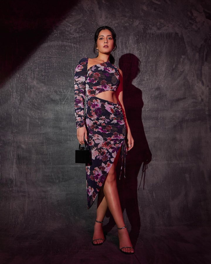 2013లో విడుదలైన హిందీ సినిమా మద్రాస్‌ కేఫ్‌తో పరిచయమైన రాశీఖన్నా... నాగశౌర్య హీరోగా వచ్చిన ‘ఊహలు గుసగుసలాడే’ చిత్రంతో తెలుగు ఇండస్ట్రీకి పరిచయమైంది. ఈ సినిమా హిట్ అవ్వడంతో రాశీ ఖన్నాకు వరుసగా అవకాశాలు వచ్చాయి