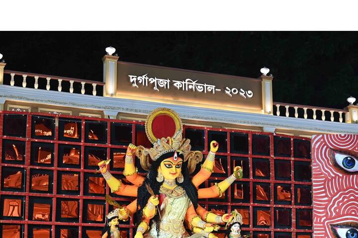 শুক্রবার রেড রোডের শোভাযাত্রায় অংশ নিল ৯৬টি পুজো কমিটি। বর্ণাঢ্য শোভাযাত্রার মাধ্যমে নিরঞ্জনের পথে এগিয়ে যায় তারা।