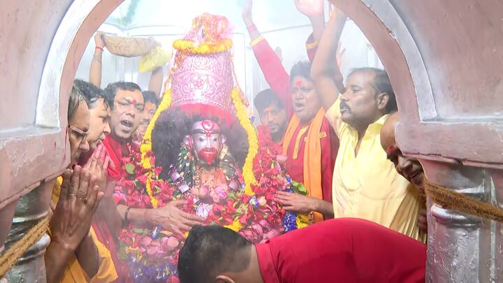 বিরাম মঞ্চে তাঁর ছোট বোন মুলুটির মা মৌলিক্ষার মন্দিরের অভিমুখে পশ্চিম দিকে বসানো হয়।