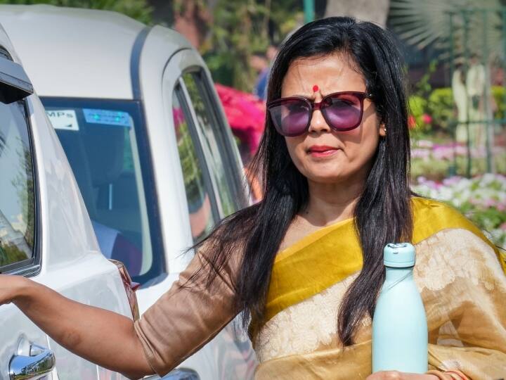 एथिक्स कमेटी के सामने पेशी को लेकर महुआ मोइत्रा बोलीं, 'मुझे पहले Live TV से समन की जानकारी मिली' Mahua Moitra seeks time to appear before ethics panel in Cash for Query Row एथिक्स कमेटी के सामने पेशी को लेकर महुआ मोइत्रा बोलीं, 'मुझे पहले Live TV से समन की जानकारी मिली'