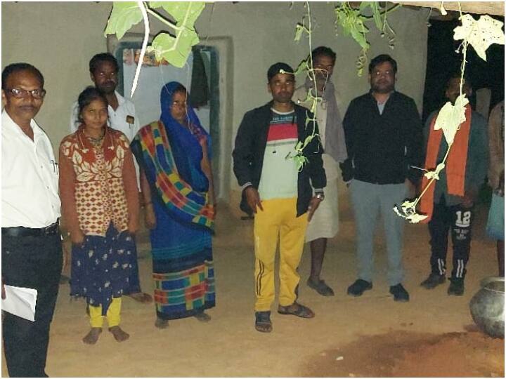 Chhattisgarh assembly elections 2023 dm sent team to this korea village as voters boycott elections ann Chhattisgarh Election 2023: एबीपी लाइव की खबर का असर, मतदान का बहिष्कार करने वाले ग्रामीण वोटिंग के लिए हुए राजी