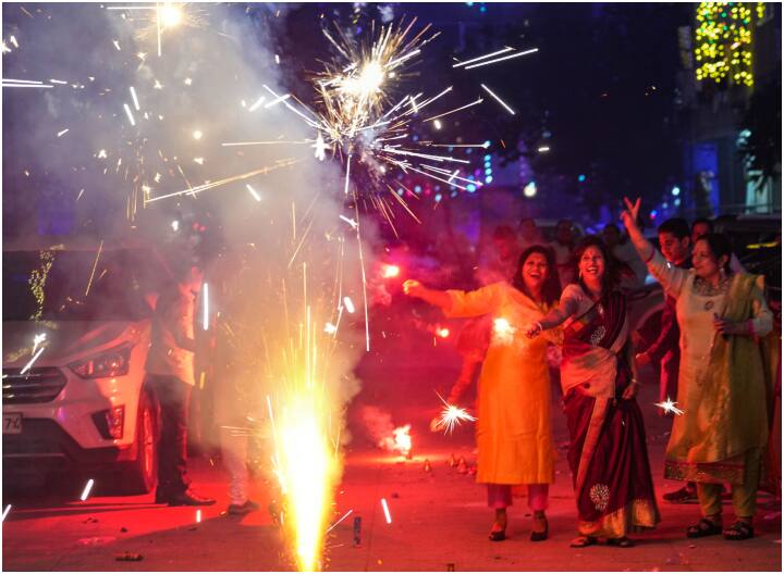 Chhattisgarh news: छत्तीसगढ़ के 5 जिलों में पटाखे जलाने पर बैन! जानें दिवाली-क्रिसमस पर कितने घंटे की मिली मंजूरी Chhattisgarh government banned burning of firecrackers in 5 districts Due to increasing pollution ANN Chhattisgarh news: छत्तीसगढ़ के 5 जिलों में पटाखे जलाने पर बैन! जानें दिवाली-क्रिसमस पर कितने घंटे की मिली मंजूरी