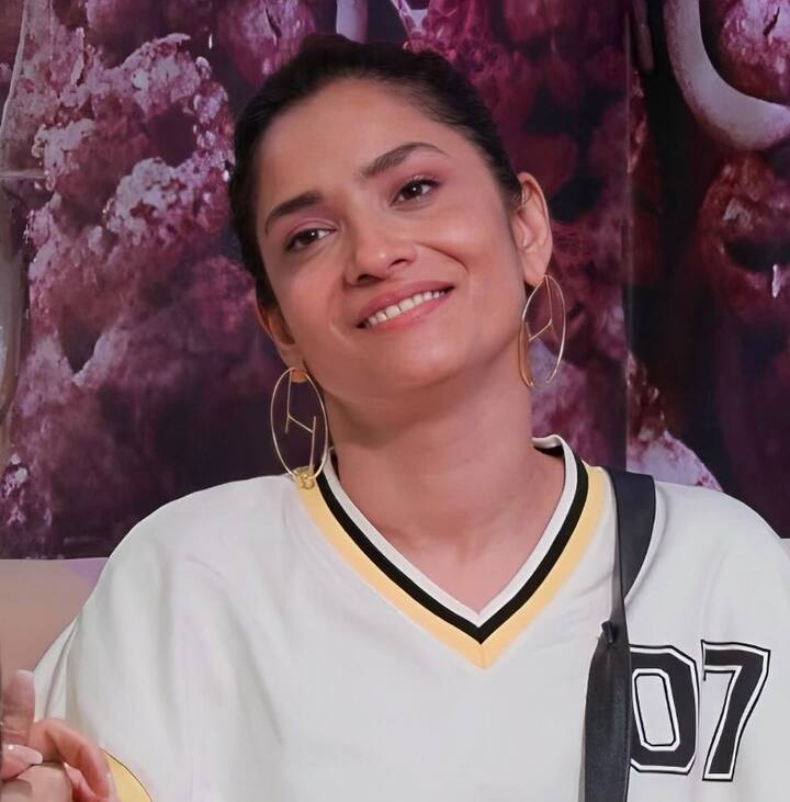 बिग बॉस 17 में अंकिता खूब लाइमलाइट में छाई हुई हैं. एक्ट्रेस हर मुद्दे पर घर में स्टैंड लेती हुई नजर आती हैं और अपनी राय रखने से भी नहीं चूकती हैं. ऐसे में दर्शकों को अंकिता का गेम काफी इंटरेस्टिंग लग रहा है. इन सबके बीच एक्ट्रेस ने हाल ही में को-कंटेस्टेंट खानजादी द्वारा टीवी इंडस्ट्री को टारगेट किए जाने पर खूब खरी खोटी सुनाई थी. जिसके बाद तमाम सेलेब्स अंकिता के सपोर्ट में आ गए हैं. चलिए जानते हैं बाहर से अंकिता को कौन-कौन से सेलेब्स ढाल बनकर सपोर्ट कर रहे हैं.